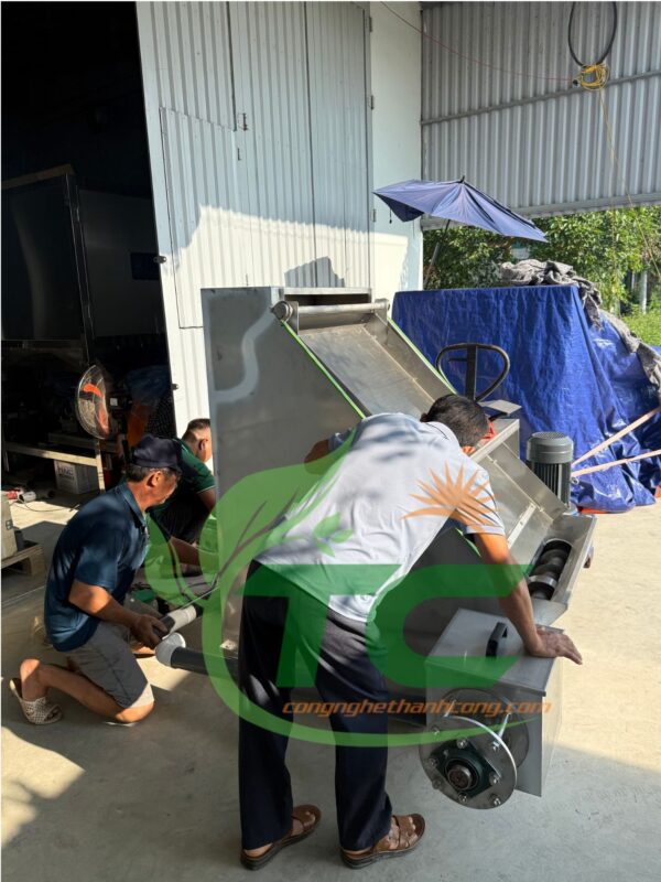 Anh Tuấn Lan ở Bình Giang - Hải Dương đã trực tiếp đến kho để mua máy tách phân TC800S