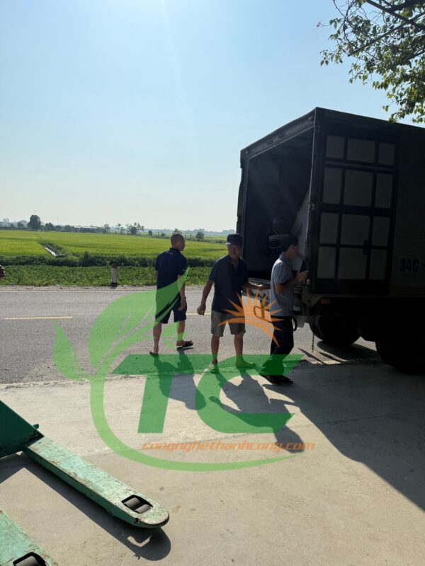 Anh Tuấn Lan ở Bình Giang - Hải Dương đã trực tiếp đến kho để mua máy tách phân TC800S