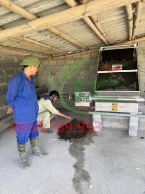 Chú Nghiệp - chủ trang trại 2500 lợn thịt Thái Bình rất hài lòng với máy tách phân TC800s